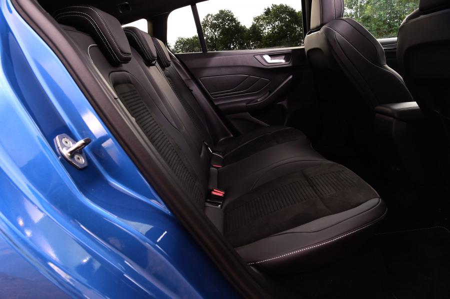 Интерьер Ford Focus ST Estate 2019 года  (UK) (фото 11 из 20)